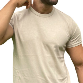 Modelo usando uma camiseta cor bege, com a mo apoiada no pescoo, fundo branco.