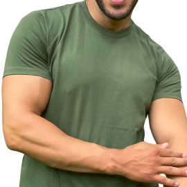 Modelo vestindo uma camisa masculina verde militar, com os braos cruzados em pose relaxada.