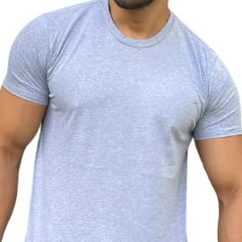 Modelo usando uma camisa mescla masculina de mangas curtas.