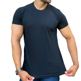 Homem vestindo uma camiseta preta basica, mostrando a parte inferior da roupa.