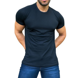 Modelo usando camiseta preta masculina lisa ajustada e cala jeans, em pose descontrada.