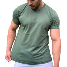 Modelo usando camiseta cor verde militar em um fundo branco.