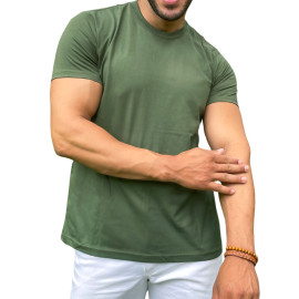 Homem vestindo camiseta bsica verde militar, mostrando o brao com um bracelete de madeira.